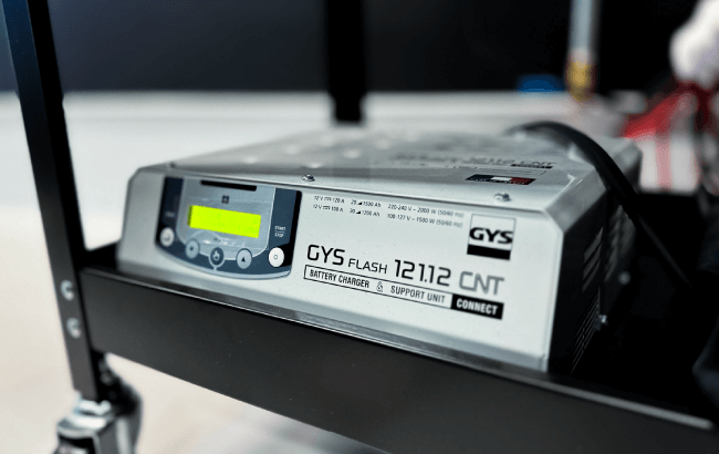 安定電源の供給をしながら診断しているシーン